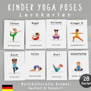 Può includere: Un set di otto carte illustrate di posizioni yoga per bambini, con testo in tedesco e sanscrito. Ogni carta mostra un bambino che dimostra una posizione yoga, come il ballerino, l'arco, la ghirlanda e il guerriero II. Le carte sono appuntate.