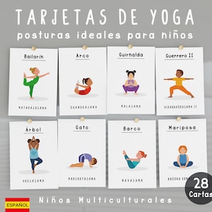 Può includere: Un set di carte di yoga per bambini, con illustrazioni di varie posizioni yoga. Le carte sono appuntate su una superficie grigio chiaro e includono posizioni come Ballerino, Arco, Ghirlanda e Guerriero II. Il testo "TARJETAS DE YOGA" è in alto.