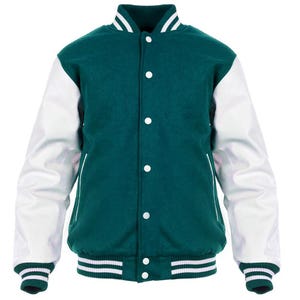 Könnte beinhalten: Eine grüne und weiße Collegejacke mit Knopfleiste und gestreiftem Besatz. Die Ärmel sind weiß und der Körper ist grün.