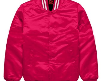 Könnte beinhalten: Eine leuchtend rote Satin-Bomberjacke mit weißen und schwarzen Akzenten. Die Jacke hat eine Knopfleiste, weiße Streifen an Kragen, Manschetten und Saum. Klassischer Varsity-Stil.