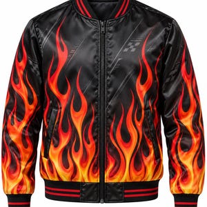 Puede incluir: Una chaqueta bomber negra con un estampado de llamas en rojo y naranja vibrante en la parte delantera y las mangas. La chaqueta tiene una cremallera central, cuello, puños y dobladillo acanalados con rayas rojas y detalles geométricos grises.