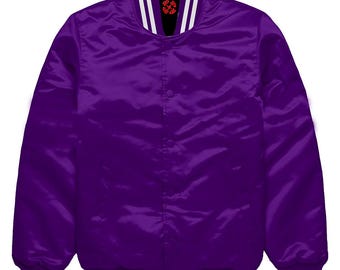 Könnte beinhalten: Eine leuchtend violette Satin-Bomberjacke mit Knopfleiste. Die Jacke hat weiße Streifen an Kragen, Manschetten und Saum. Der Kragen hat ein Logo in der Mitte. Diese Jacke ist eine stilvolle Oberbekleidung.