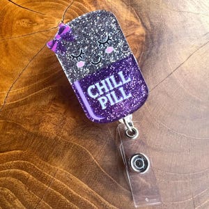 Entzückende Chill Pill Abzeichen Reel