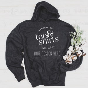 Op de afbeelding: Een donkergrijs hoodie met de tekst "HANDCRAFTED tee&shirts WISCONSIN YOUR DESIGN HERE" gedrukt op de voorkant.
