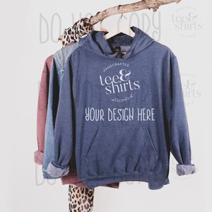 Op de afbeelding: Een blauwe hoodie met de tekst "handcrafted tee & shirts Wisconsin" en "your design here" gedrukt op de voorkant.