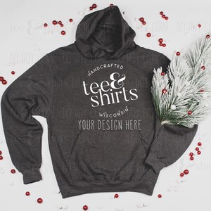 Op de afbeelding: Een donkergrijze hoodie met de tekst "HANDCRAFTED tee&shirts WISCONSIN YOUR DESIGN HERE" in wit gedrukt op de voorkant.