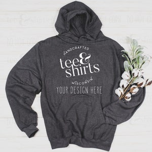 Op de afbeelding: Een donkergrijze hoodie met de tekst "HANDCRAFTED tee&shirts WISCONSIN YOUR DESIGN HERE" in wit gedrukt op de voorkant.