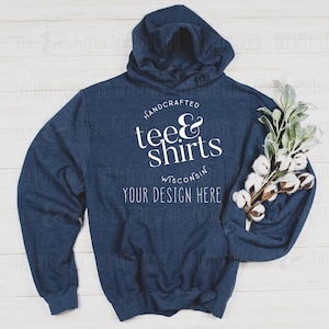 Op de afbeelding: Een marineblauwe hoodie met de tekst "HANDCRAFTED tee&shirts WISCONSIN YOUR DESIGN HERE" in wit gedrukt op de voorkant.