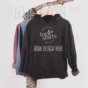 Op de afbeelding: Een donkergrijze hoodie met de tekst "HANDCRAFTED tee&shirts WISCONSIN" en "YOUR DESIGN HERE" gedrukt op de voorkant.
