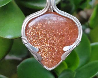 Handgjort trådlindat solstenshänge, silverhalsband, kristallsmycken