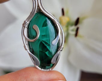 Ciondolo in malachite avvolto in filo metallico: collana con cristalli curativi in argento sterling
