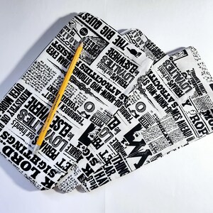 Étui à zip noir et blanc (journal harry potter)