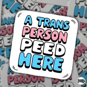 Pegatina de vinilo con los derechos de las personas trans en el baño: "Una persona trans orinó aquí"