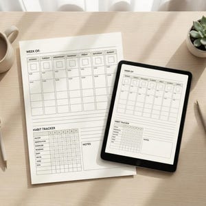 Può includere: Un foglio di pianificazione in carta bianca e un tablet nero che mostra un programma settimanale digitale e un tracker delle abitudini abbinato. Entrambi i layout presentano colonne per i giorni della settimana, orari e una griglia di monitoraggio.