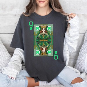Comfort Colors® Queen Of Luck Spielkarten-Shirt, Lucky Shamrock Poker T-Shirt, Einzigartiges St. Patrick's Day T-Shirt, Lucky Kasino Night Out Tshirt