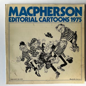 Può includere: Copertina del libro vintage "Macpherson Editorial Cartoons 1975". La copertina presenta un'illustrazione a fumetti in bianco e nero di figure con camicie a righe e cappelli. Il titolo è in blu.