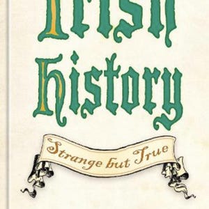 Puede incluir: Portada de libro con el título "Irish History" en letras góticas verdes y amarillas. Debajo, una pancarta que dice "Strange but True". El nombre del autor, Colm Wallace, aparece en la parte inferior.