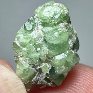 Demantoid granat 8 karat helt avslutad grön kristallkluster mineralprov från Pakistan