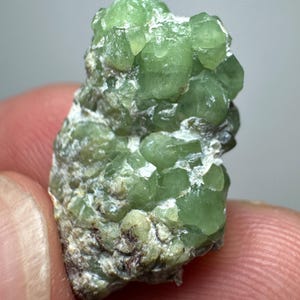 Demantoid granat 17 karat helt terminerad grön kristallkluster mineralprov från Pakistan