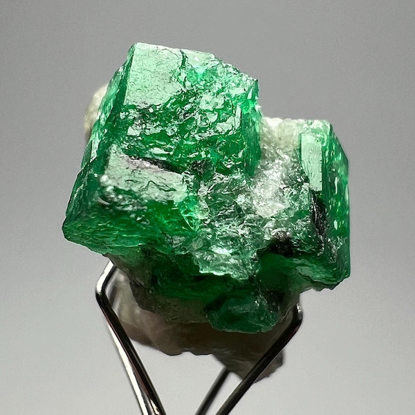 15.50 Carat Terminated Green Lustrous Emerald Crystals on Matrix Collector Specimen from Pakistan