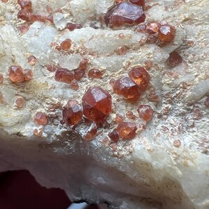 Hessonit Grossulär Granat 654 Gram Fluorescerande Kristallkluster på Fältspat Samlarprov från Pakistan