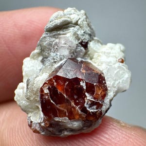 Spessartin granat 18 karat kristall på albitmatris med glimmermineralprov från Pakistan