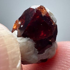 Spessartin granat 7 karat terminerad kristall på matrixmineralprov från Pakistan