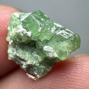 Demantoid granat 7 karat helt avslutad grön kristallkluster mineralprov från Pakistan