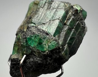 Esmeralda de 41 quilates, cristal verde oscuro con terminación y pirita. Ejemplar mineral raro de colección procedente de Afganistán.