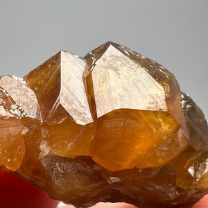 Hessonit Grossulär Granat 31 Karat Terminerade Glänsande Kristaller Samlarmineralprov från Pakistan