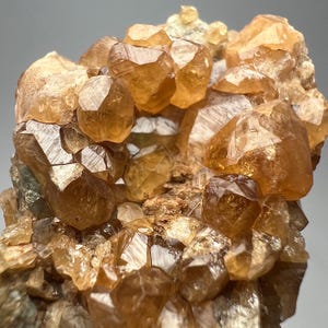 Grossulär granat 40 gram orange hessonitkristallkluster på matris naturligt samlarprov från Pakistan