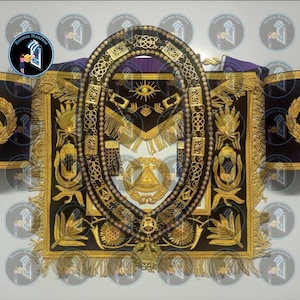 Puede incluir: Un conjunto de insignias masónicas, que incluye un delantal negro con bordados dorados, un collar a juego y dos puños. El delantal presenta diseños y símbolos intrincados, con flecos dorados. Los puños y el collar son de color azul oscuro con detalles dorados.
