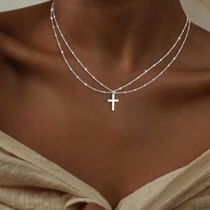 Collar de cruz delicada: oro y plata que no se deslustran, joyería religiosa