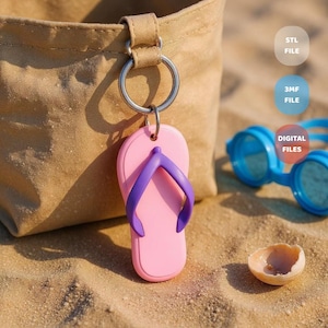 Könnte beinhalten: Ein rosa Flip-Flop-Schlüsselanhänger mit lila Riemen hängt an einem silbernen Ring. Der Schlüsselanhänger befindet sich neben einer beigefarbenen Tasche, einer blauen Sonnenbrille und einer Muschel auf sandigem Untergrund. Text: "STL FILE", "3MF FILE", und "DIGITAL FILES".