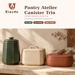 Puede incluir: Tres recipientes de cerámica con tapas ajustadas etiquetados como Pantry Atelier Canister Trio. El conjunto incluye un recipiente alto facetado de color verde oscuro, uno cuadrado beige y uno rectangular redondeado de color terracota.