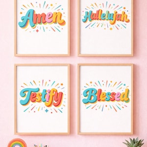Pode incluir: Quatro impressões artísticas emolduradas com as palavras "Amen", "Hallelujah", "Testify" e "Blessed" em letras coloridas em estilo retrô. Cada impressão tem um fundo branco e uma moldura de madeira. As impressões são exibidas em uma parede rosa.
