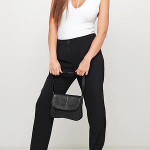 bandoulière en cuir véritable pour femme | 3 compartiments, fermeture magnétique et longue bandoulière | Élégant et pratique, 22 x 17 x 6 cm
