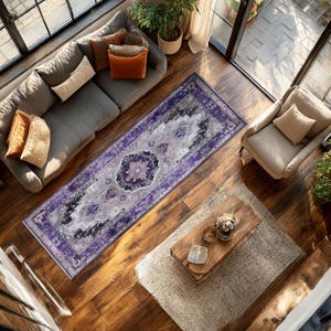 Tapis persan gris violet : motif médaillon, tapis de passage élégant