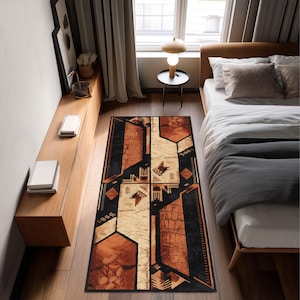 Puede incluir: Una alfombra rectangular con un diseño geométrico en tonos marrón, negro y beige. La alfombra presenta un patrón con formas angulares y una textura de cuero sintético. La alfombra está colocada sobre un suelo de madera.