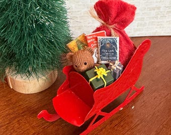 Miniatuurslee gevuld met speelgoed (rood)