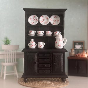 "Miniatur ""Stall"" Dekoriert mit Kirsch-Geschirr."