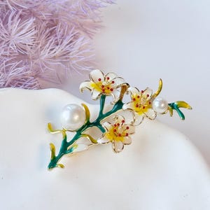 Lily blossom brooch,Pearl simple brooch,Brooch pin,Wedding gifts,Suit pin,Simple and elegant corsage,Gifts for Mom