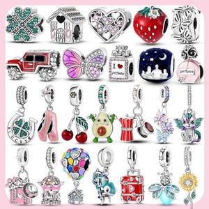 Könnte beinhalten: Eine Sammlung von silbernen Charm-Anhängern mit verschiedenen Designs, darunter ein vierblättriges Kleeblatt, ein Haus, ein Herz, eine Erdbeere, ein Schmetterling, ein Parfümflakon und mehr. Einige Anhänger sind hängend, andere fest.