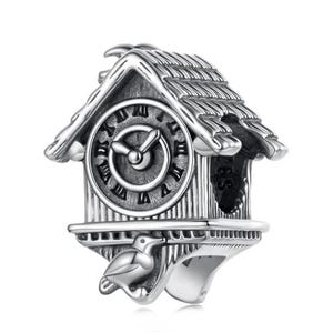 Può includere: Un charm color argento a forma di orologio a cucù. L'orologio ha un quadrante rotondo con numeri romani, un uccello sotto e un tetto strutturato. Il charm è dettagliato e ha un'estetica vintage. Misure in centimetri.