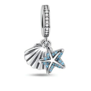 Könnte beinhalten: Ein silberner Charm-Anhänger mit einer Muschel und einem Seestern. Der Seestern ist mit kleinen, hellblauen Edelsteinen besetzt. Der Charm hat eine mit klaren Steinen besetzte Schlaufe zum Befestigen.