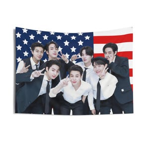Bandera con poses adorables de miembros de Bangtan, tapiz estadounidense de Bangtan, decoración de pared con merchandising de Kpop, regalo de Bangtan con aspecto de traje, regalo para fans, ambiente de habitación
