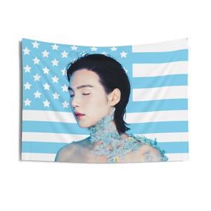 Bandera azul claro de Yoongi sin camisa, tapiz estadounidense de Bangtan, decoración de merchandising de AgustD, regalo de arte mural de Suga, regalo para fans de Yoongi, ambientador.
