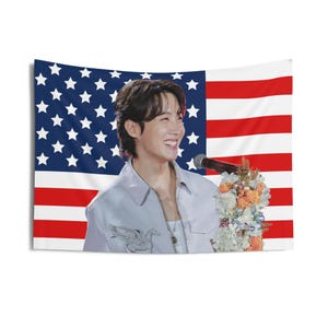 Bandera estadounidense con sonrisa linda de JHope, pancarta de concierto de Bangtan, decoración de pared con bandera de Kpop, mercancía de Hobi de cabello negro, regalo para fans de JHope, estética de habitación