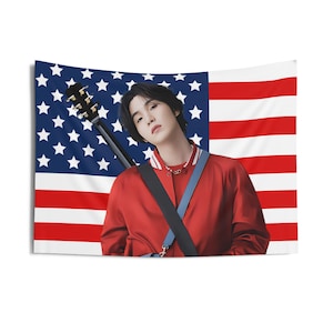 Bandera de la Chaqueta Roja de Yoongi, Tapiz Estadounidense de Bangtan, Decoración de Merchandising de AgustD, Regalo de Arte de Pared de Suga, Póster de Estilo Min Yoongi, Decoración de Habitación