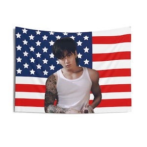 Camiseta sin mangas Jungkook con bandera estadounidense, pancarta del concierto de Bangtan, tapiz de pared JK Kpop, artículos de Jungkook tatuados, regalo para fans de JK, ambientador.